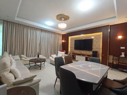 Ajman Apartment | شقة فخمة وواسعة تسع عائلة كبيرة