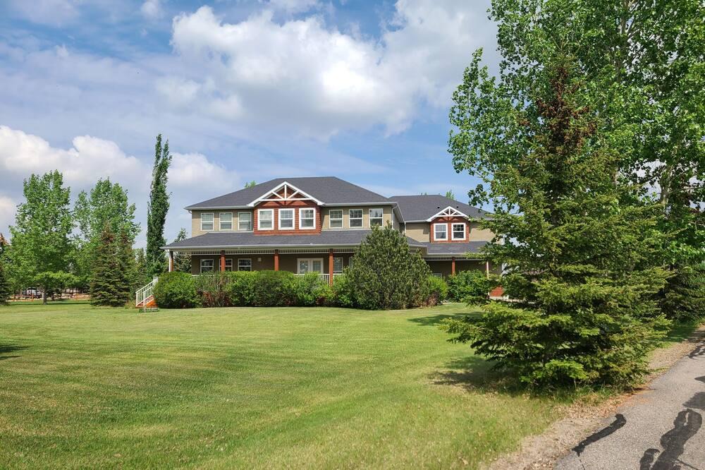 Bearspaw House | 4 Bedroom, Luxury Estate Home in Calgary, Alberta. Full Amenities
