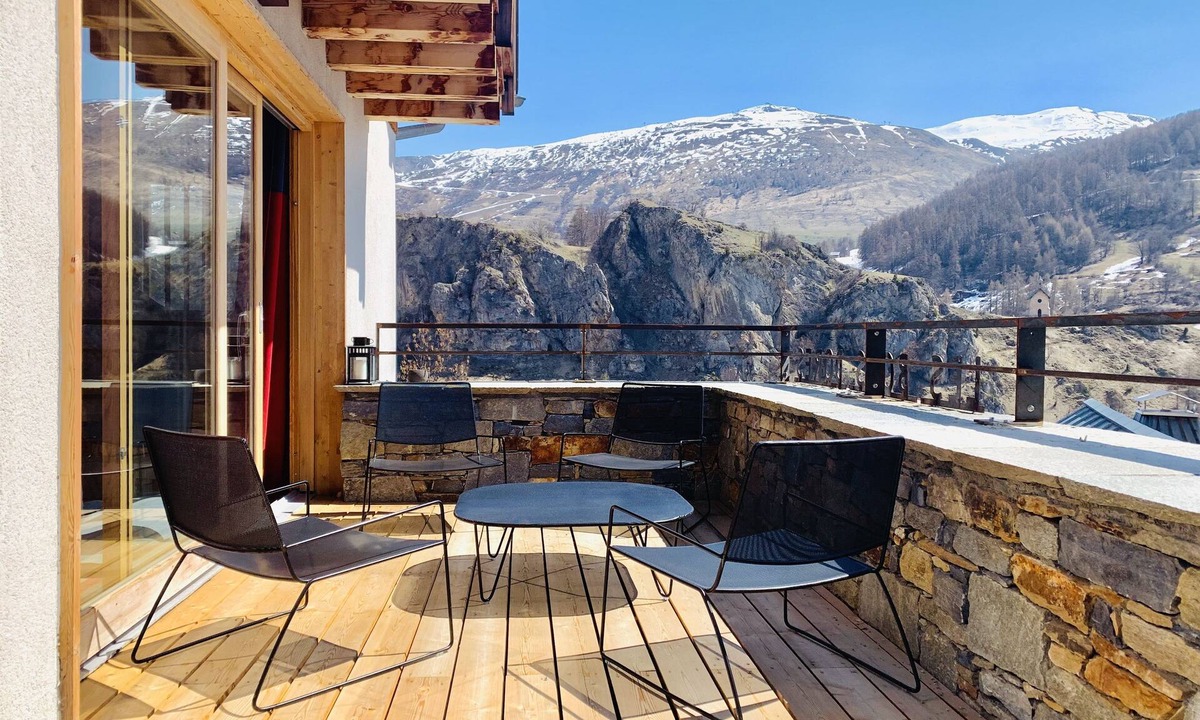 Valloire Ski Chalet | 4-star chalet - Sleeps 13 - South-facing with view over Col du Galibier