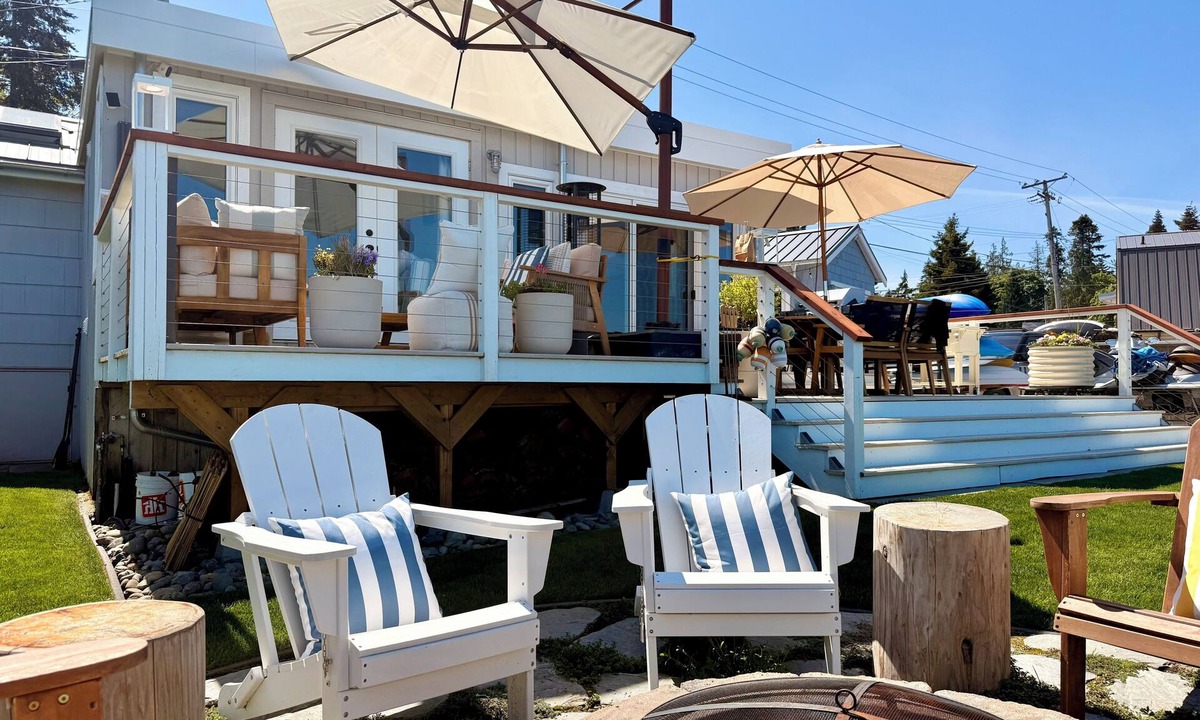 Regional District of Nanaimo Hotel | Beachside family retreat w/Private Raft, Paddleboards, Firepit, Kayaks, Games.
