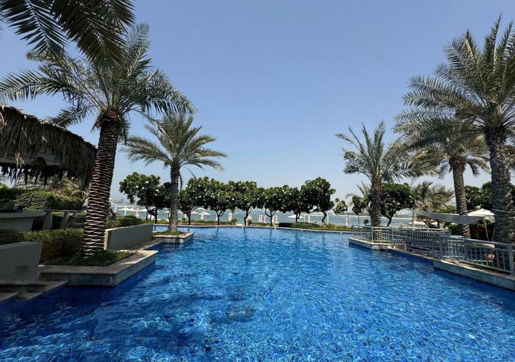 Palm Jumeirah Apartment | Bright 2 Bedroom Apartment, Beach & Pool Access