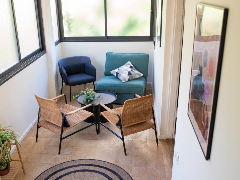 Ra'ananna Apartment | Bright and Cozy Bauhaus Gem
