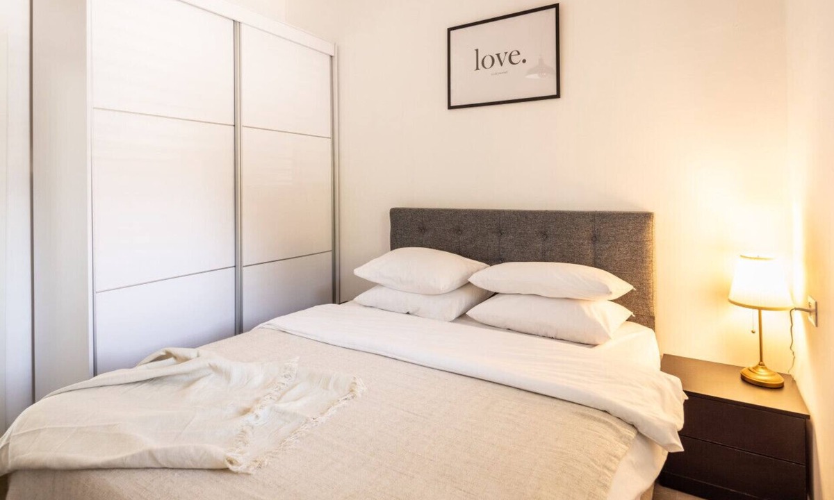 Haifa Apartment | Bright & Cozy 3BR Apartment Near Baháʼí Gardens