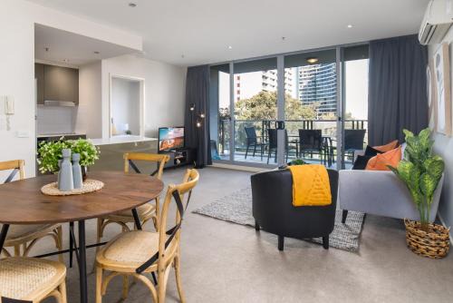 City West Apartment | Central 1-Bed with Parking BBQ and Indoor Pool