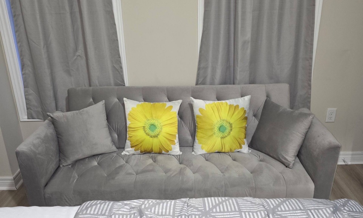 Mount Pleasant House | Comfy Modern 1-bedroom suite in Brampton Entire place