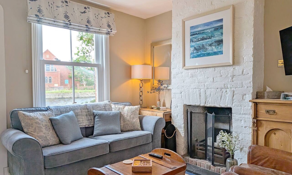 Emsworth Cottage | Compass Cottage , Emsworth - a cottage that sleeps 4 guests in 2 bedrooms