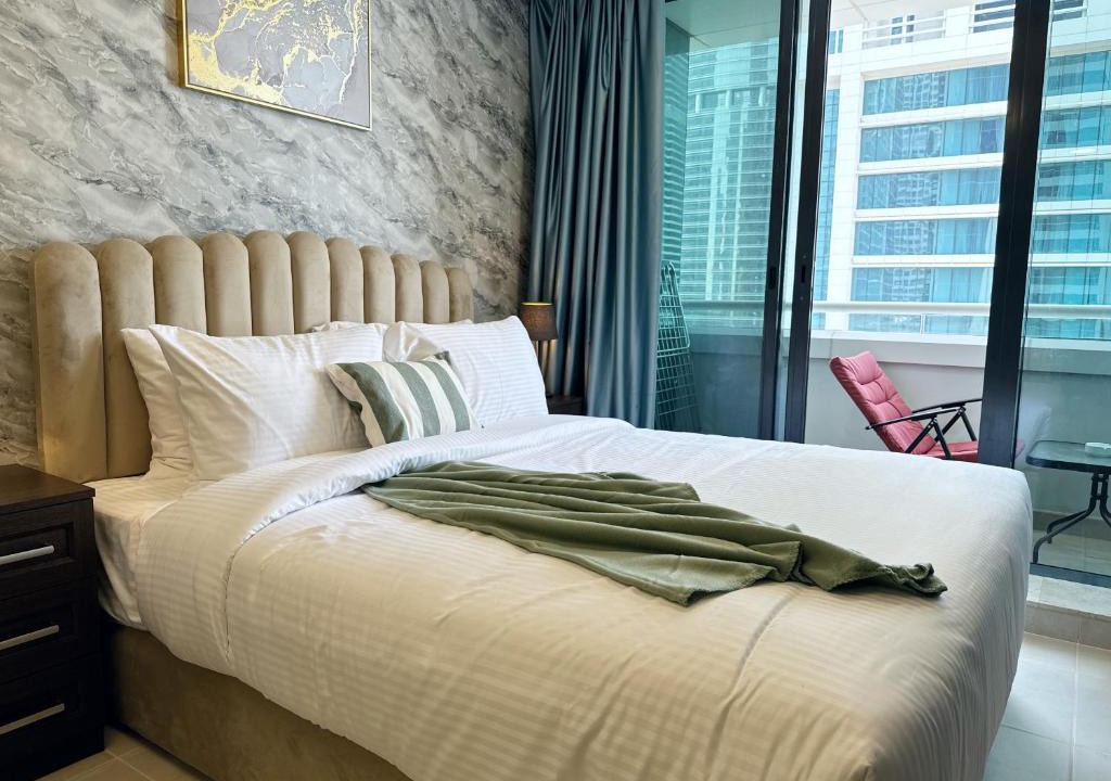 Jumeirah Lake Towers Apartment | Cosmos Living Charming Studio with Balcony