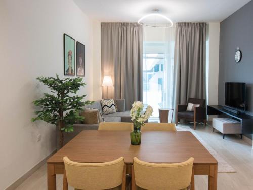 Bur Dubai Apartment | Cozy 1BR Apart With Pool And Gym 10mins Away By drive to DXB Airport