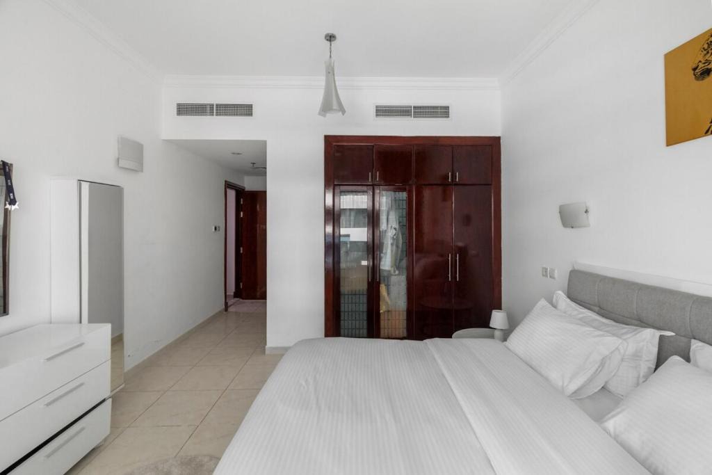 Dubai Marina Apartment | Cozy 1BR with gym & pool in heart of Marina - Opal Tower