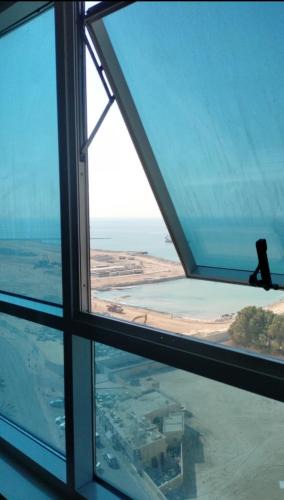 Ajman House | Elegant Sea View Bedroom with Shared Balcony and WC, Spacious and Serene Retreat - ROOM INSIDE APARTMENT