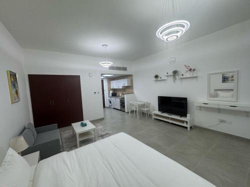 International City Apartment | England Cluster International City - Bright,Spacious and Well Furnished Studio
