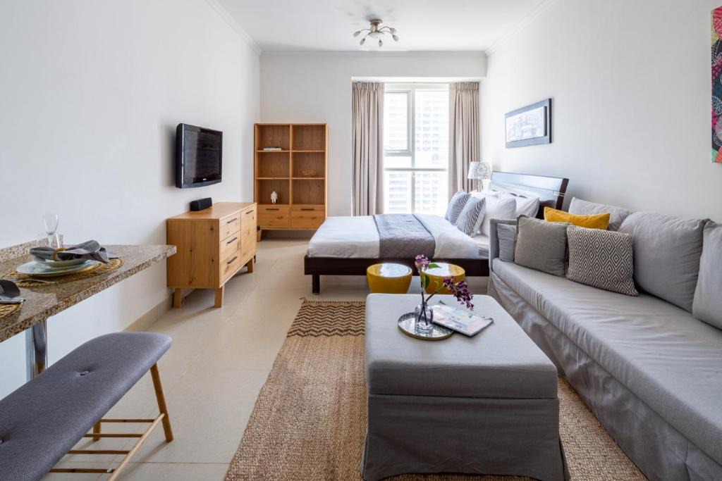 Jumeirah Lake Towers Apartment | Frank Porter - Goldcrest Executive
