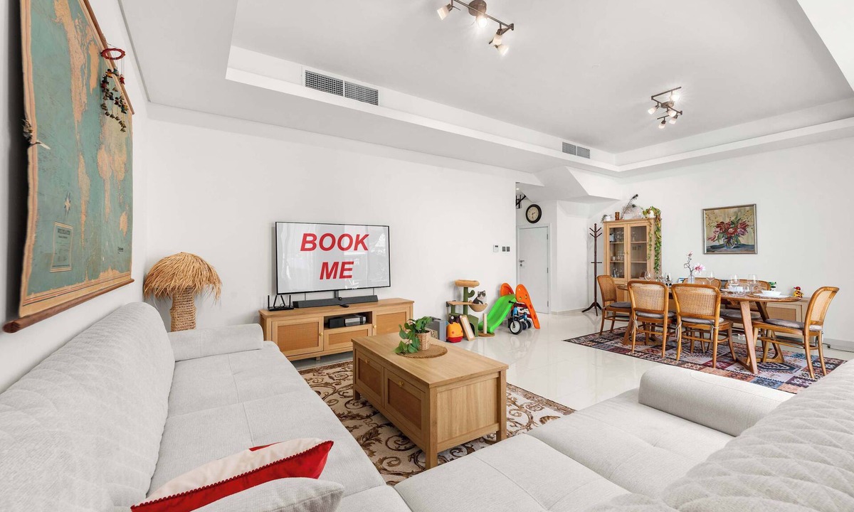 Dubai Villa | Free housekeeping visits during your stay - StayShort - Modern 4 BR villa in Damac Hills 2 with Garden that sleeps 8