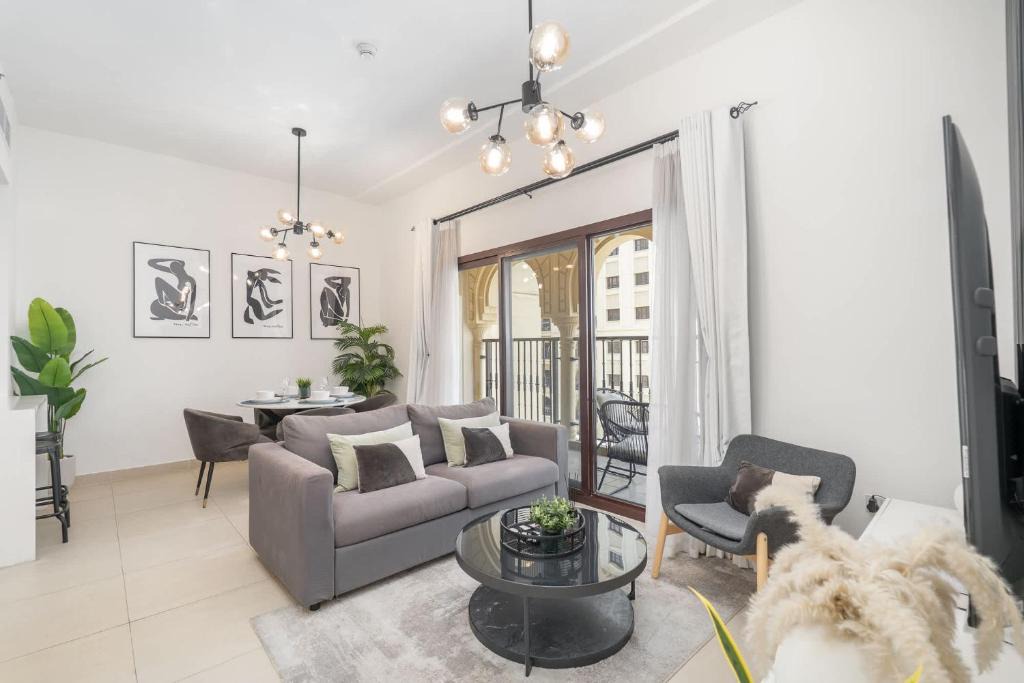 Dubai Apartment | Free housekeeping visits during your stay - StayShort - Stylish 1-Bedroom Retreat with Pool in Vibrant Jumeirah Golf Estates
