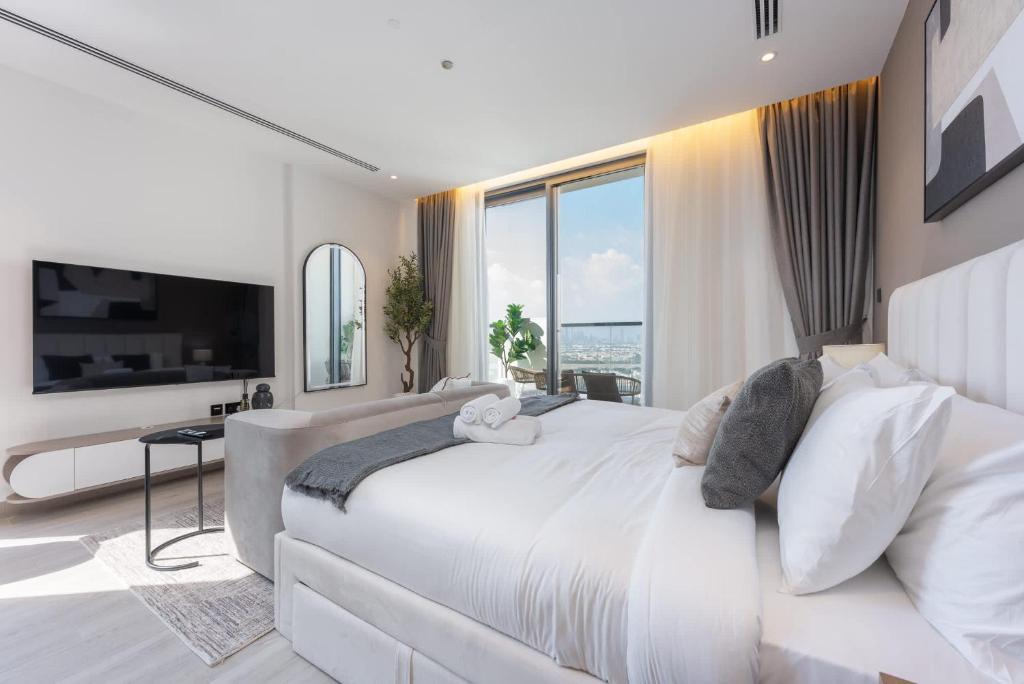 Jumeirah Village Triangle Apartment | Free housekeeping visits during your stay - StayShort - Sleek Studio in Jumeirah Village Triangle