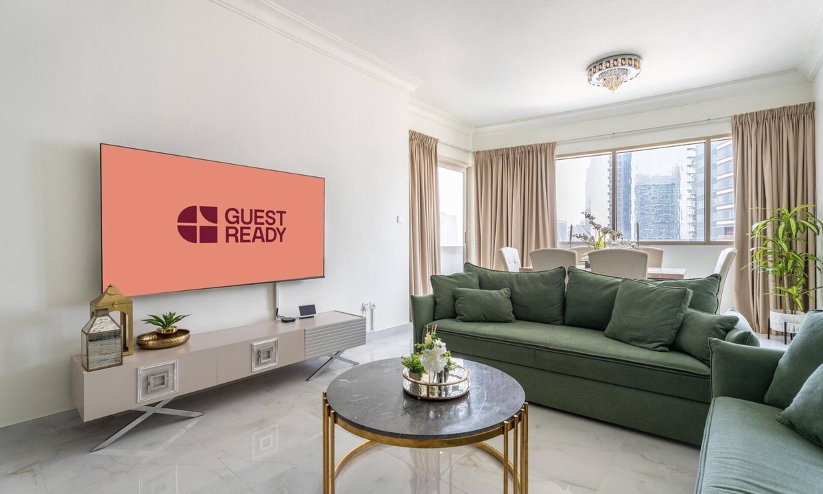 Jumeirah Lake Towers Apartment | GuestReady - High Floor | Canal View