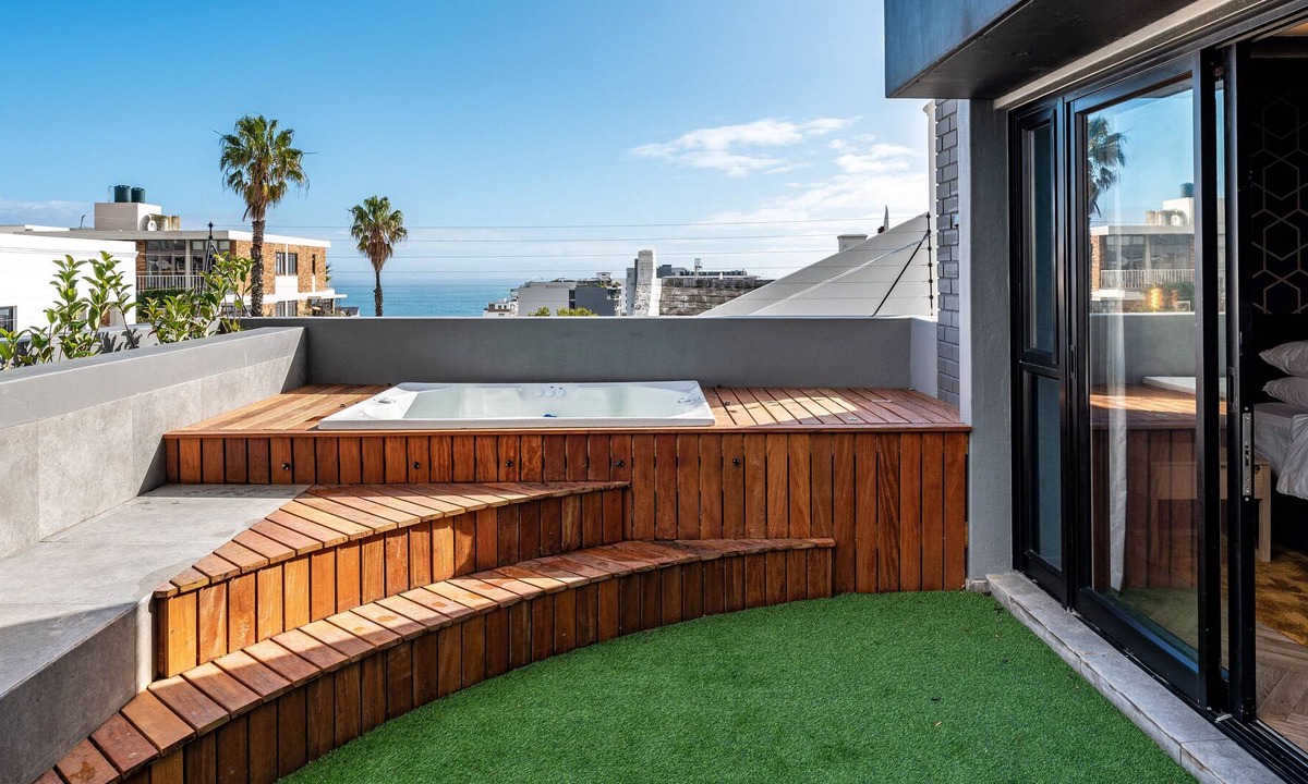 Bantry Bay Apartment | Incredible condo with jacuzzi close to beach