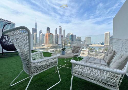 Business Bay Apartment | Luxury Skyline Haven: Stunning 1BHK with Burj Khalifa Panorama & Pool Access