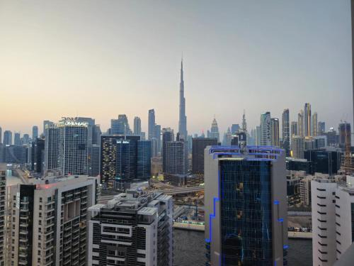 Business Bay Apartment | Luxury Studio with Burj Views - 6 min from Dubai Mall