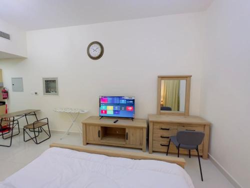Dubai Sports City Apartment | Mahenti - Elite 1 · Large balcony with all u need