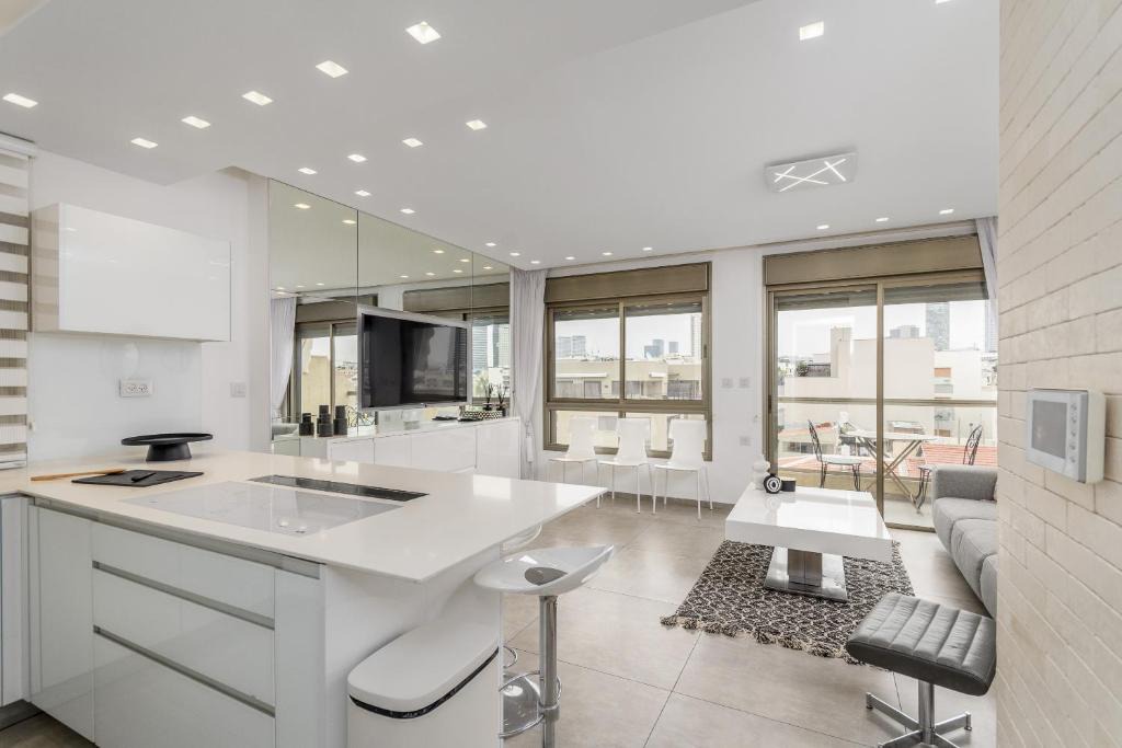 Kerem HaTeimanim Apartment | Modern black & white by SeaU TLV