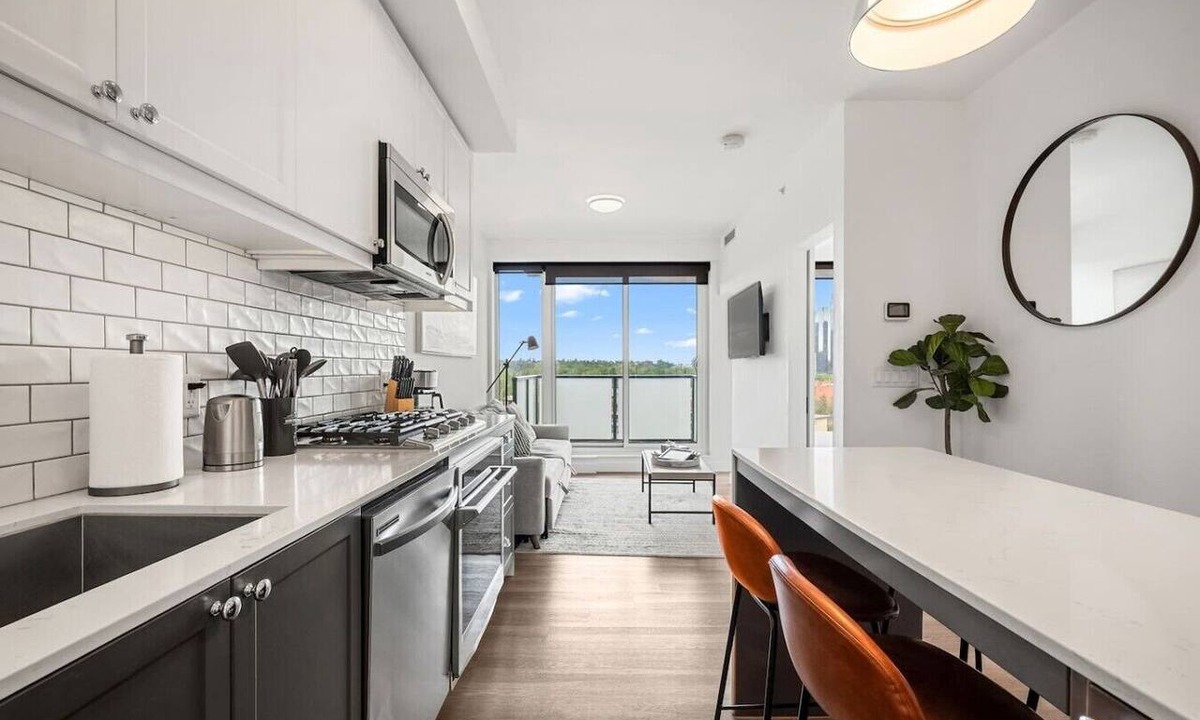 Kensington Apartment | NEW | 2 Bed | Pull out Sofa | UG Parking | AC