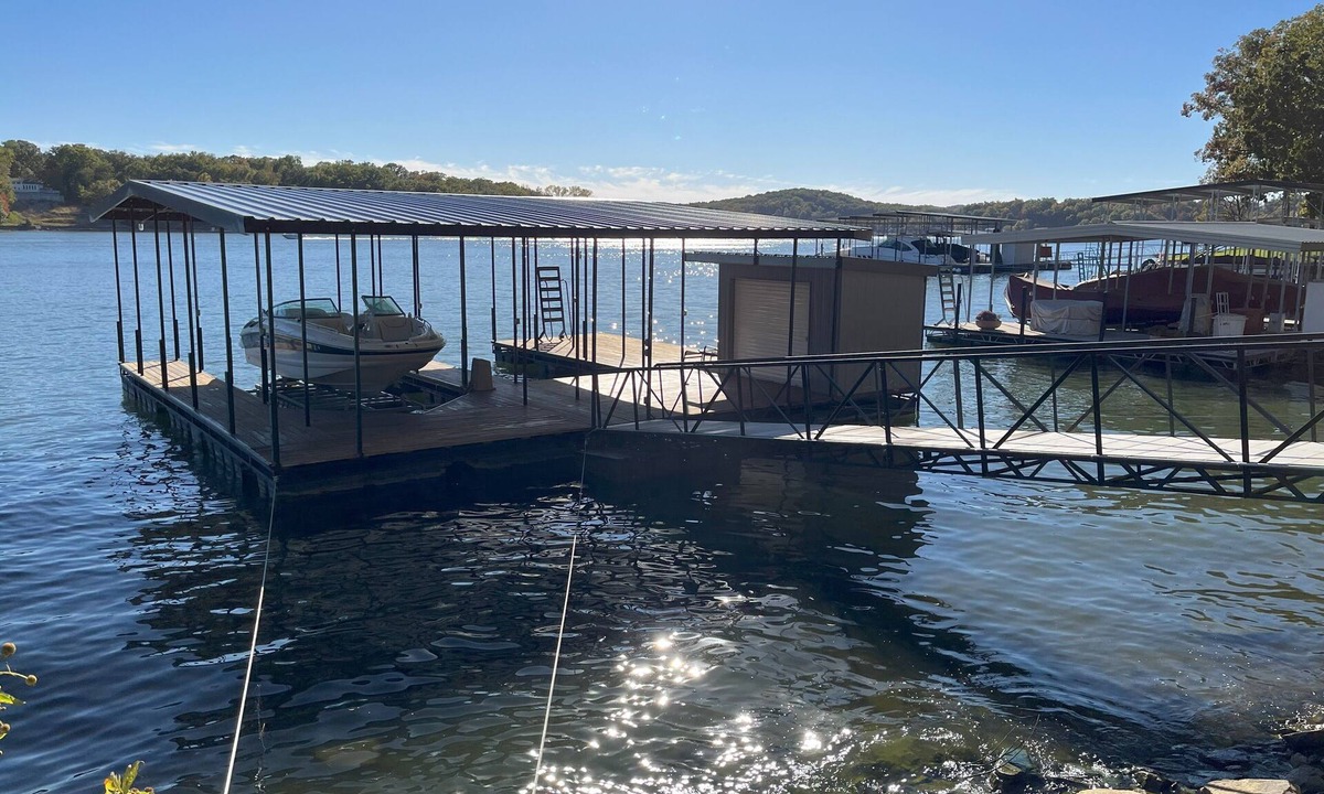 Camdenton House | PEACEFUL HOME-4 BEDROOMS, 3 KING BEDS, 4 BATHROOMS, EASY PARKING & A BOAT SLIP!