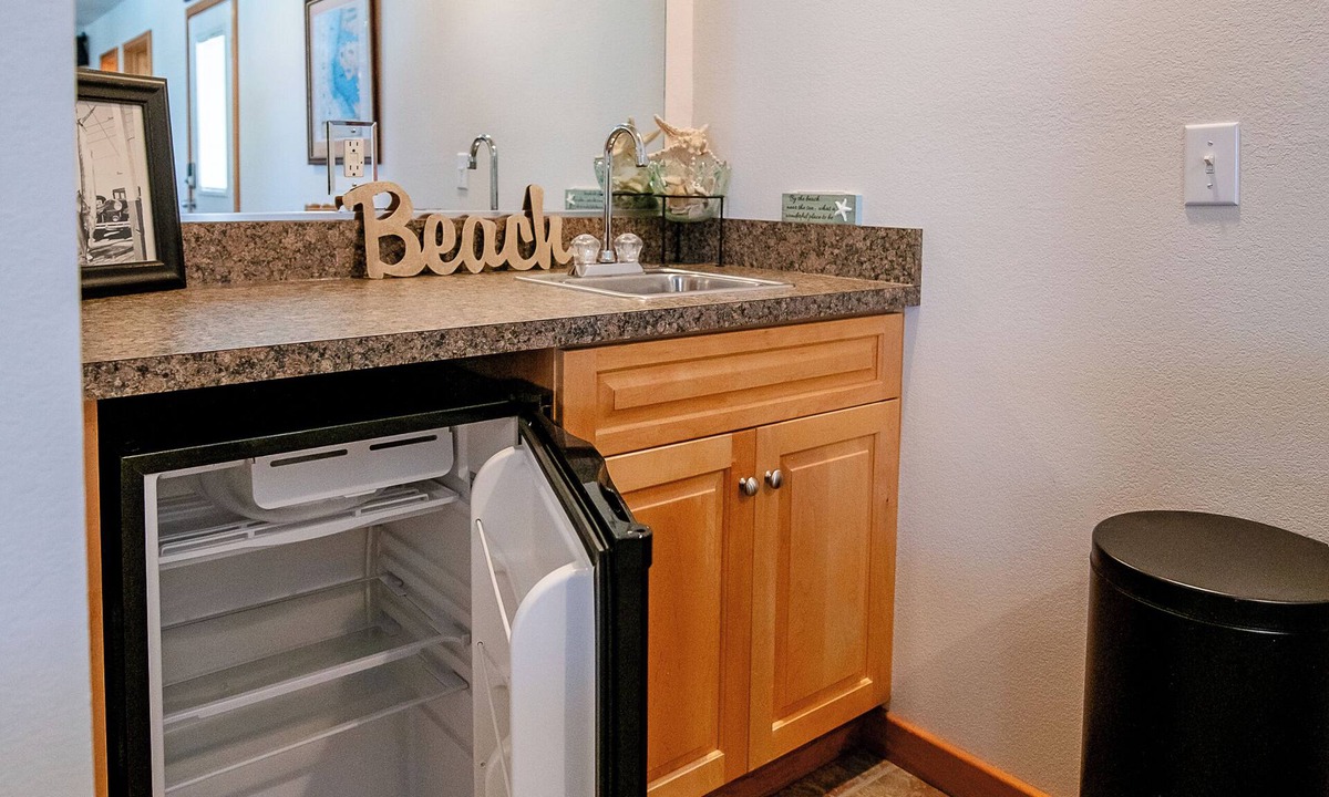 Waves House | Pet Friendly, fenced in Yard and Huge Pool! Sound Views, 2 min walk to Ocean