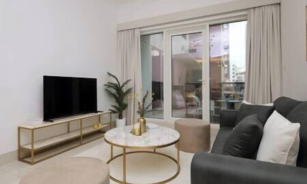 Dubai Apartment | Poolside Apt 15 Min to Airport & Downtown Dubai