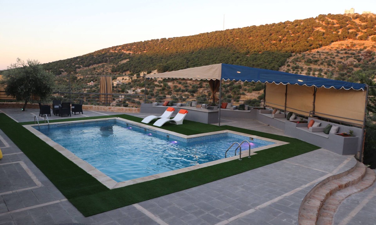 Zayy Ski Chalet | Private Chalet with Stunning Pool & View in As-Salt
