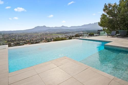 Mountainside House | Restio View 11