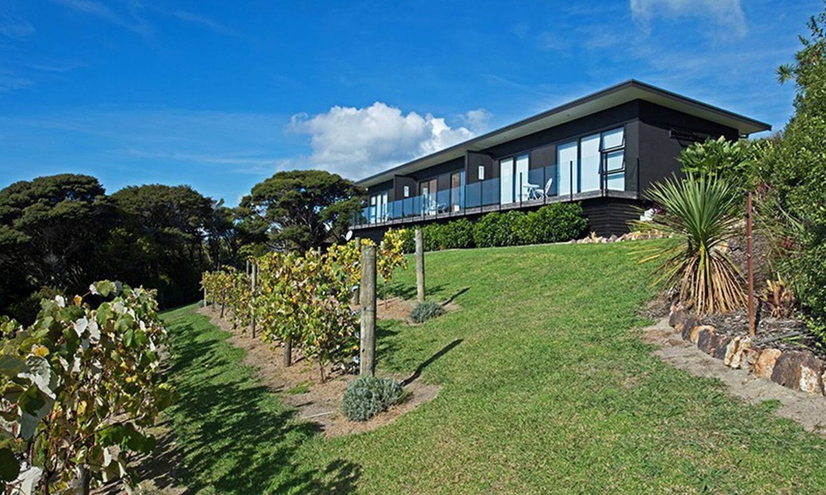 Oneroa Cabin | Romantic Studio Rental for Two for Wine Tasting Getaway near Auckland, New Zealand