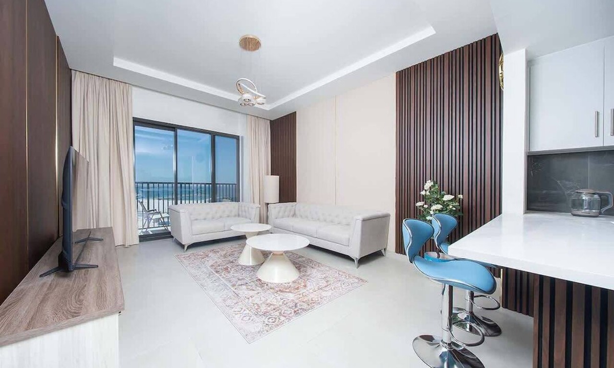 Al Khan Apartment | Seafront Apt w/Pool & Gym near Attractions