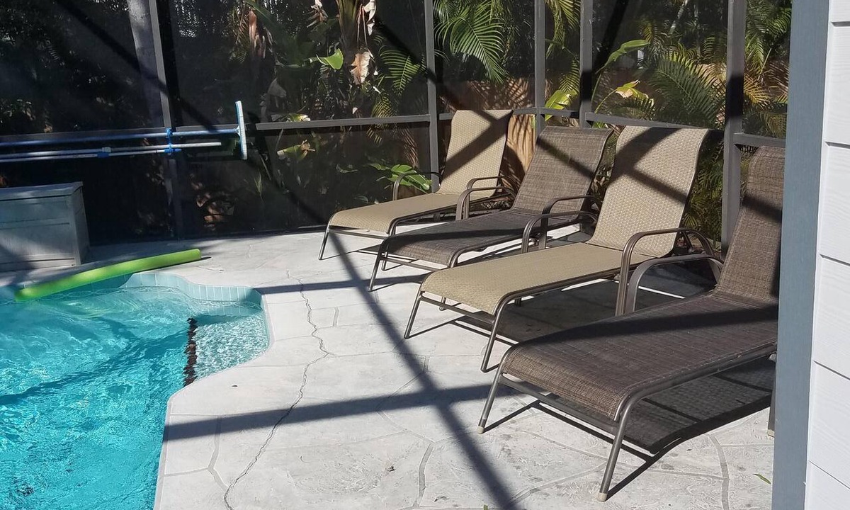 Riverview Estates House | Siesta Key Master suite 1 Lg BR & 1 large bonus rm w bed Heated Pool & Pets ok