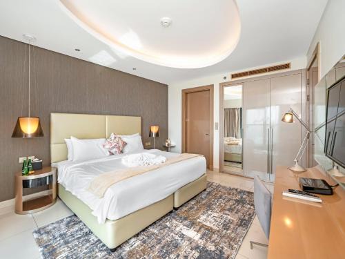 Business Bay Apartment | Sky-high 1Br Apartment Sleeps 4 in Damac Paramount
