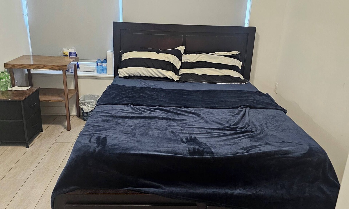 Fletchers Creek South Condo | Spacious Master Ensuite Room w King Size Bed, Hi-Speed Wifi, A/C, Fan & Dresser