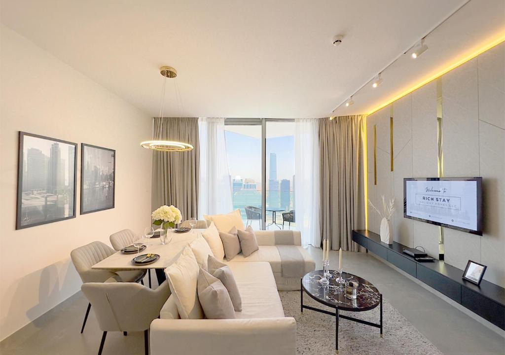 Dubai Marina Apartment | Stunning 1BR in Stella Maris, City View, Marina