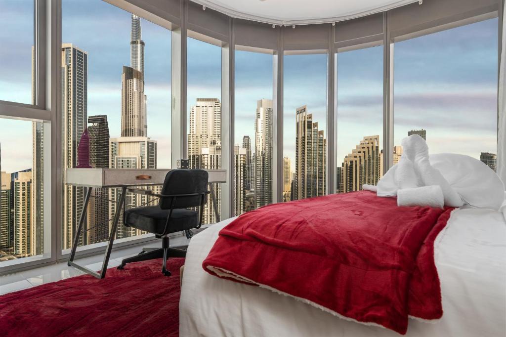 Downtown Dubai Apartment | Super High Infinity Pool & Stunning Burj Khalifa View, 3-Bedroom Apartment at Paramount Hotel Midtown