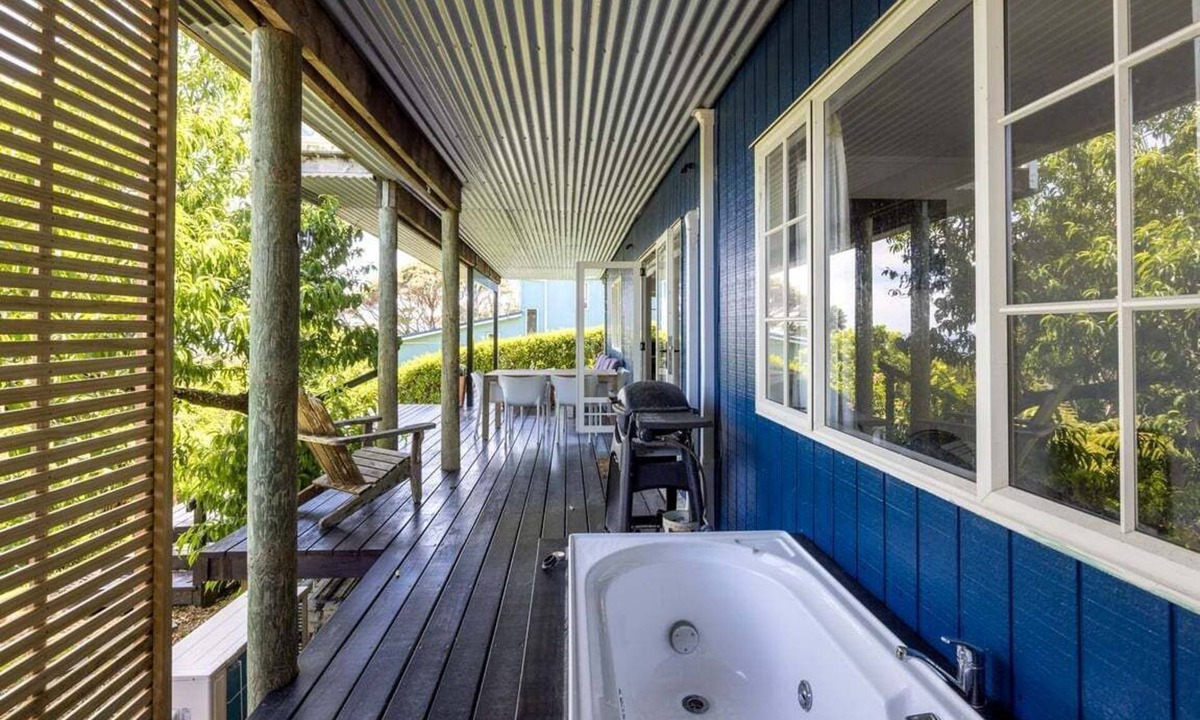 Oneroa House | The Garden Room by Waiheke Pure - Stunning sea views, walk to main town, relax among nature