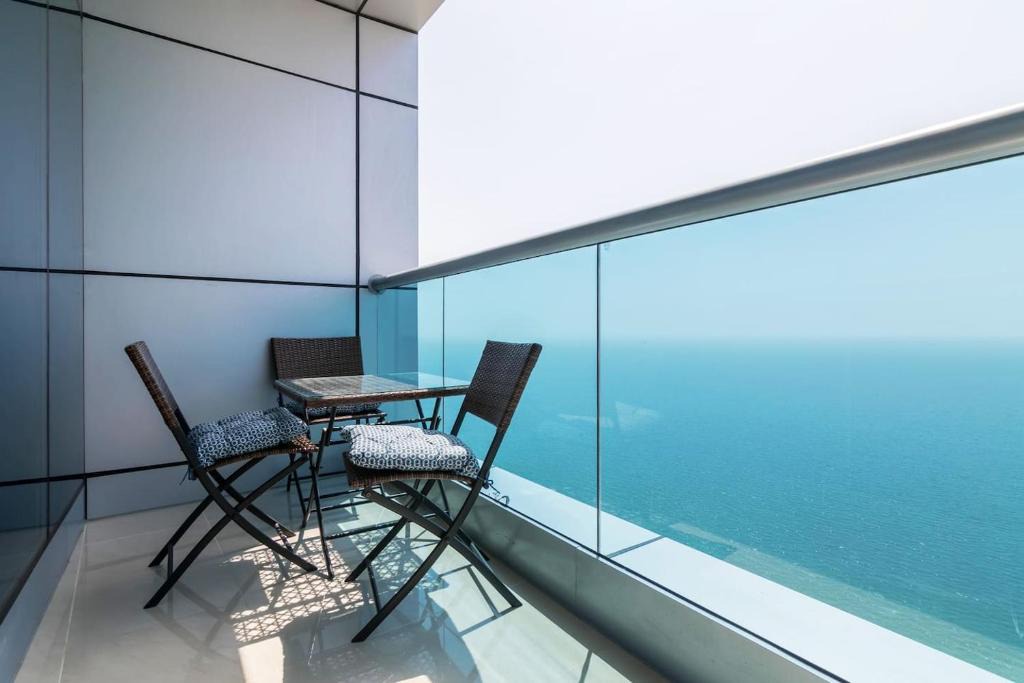Rumailah Apartment | Top Floor Luxury 2BR Beach Apartment with Full Sea View