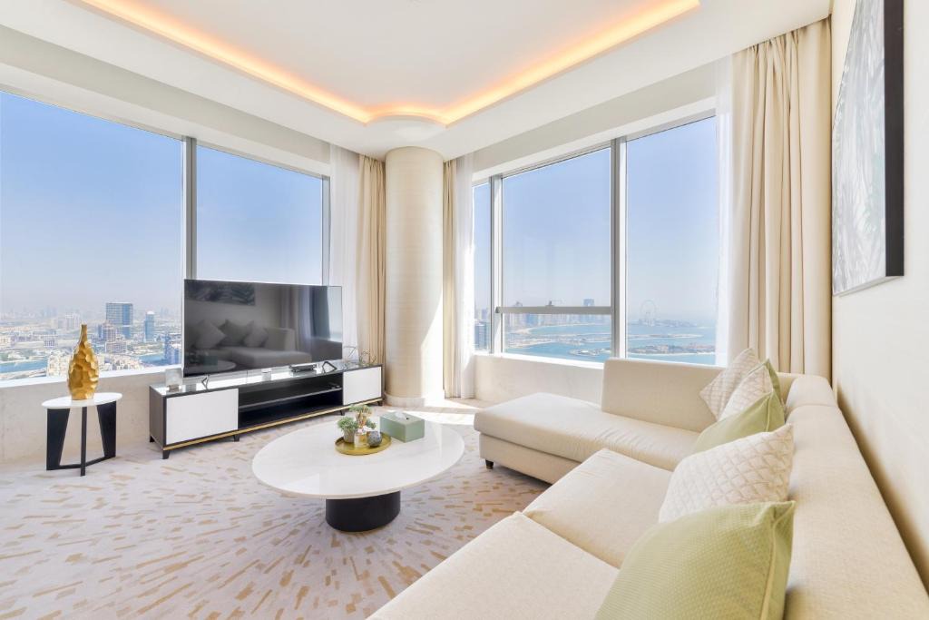 Palm Jumeirah Apartment | Ultra Luxury Palm Tower with Shared Hotel Facilities