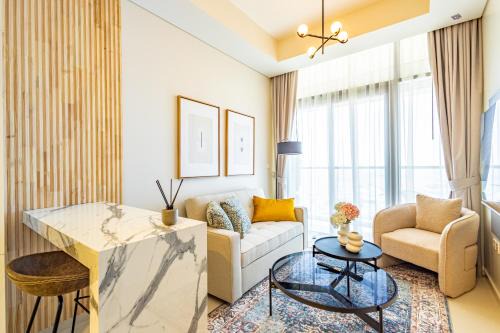 Sheikh Zayed Road Apartment | Upscale 1BR, Amazing View & Balcony in Aykon Tower