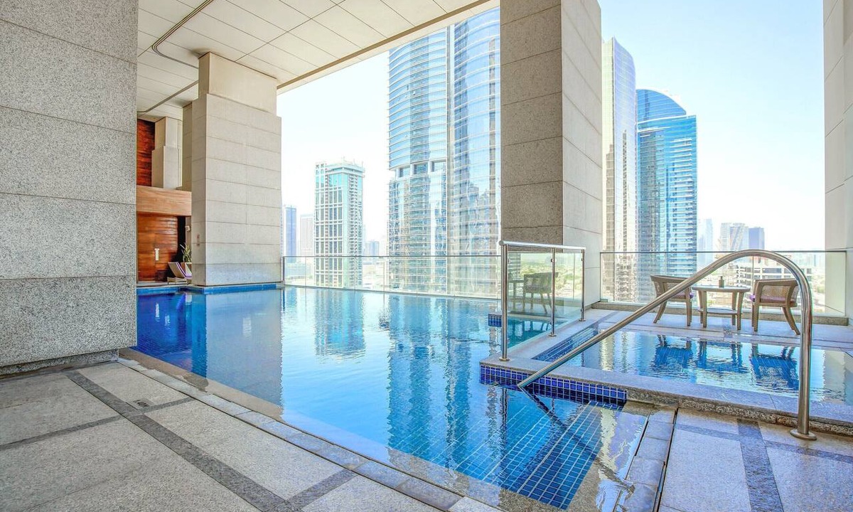 Jumeirah Lake Towers Hotel | voco Bonnington | Corner Deluxe Suite | Pool, Sauna + Steam, Marina Minutes