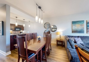 Convenient & Homey Condo w/Free WiFi & Gas Grill - Walk to Blue Mountain Village in The Blue Mountains
