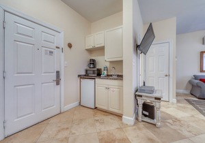 Convenient studio w/shared pool and great location moments away from the beach in Seacrest