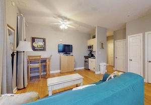 Cozy studio near the beach w/bright interior, shared pool, & prime location in Seacrest