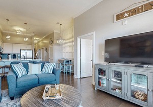 Elegant condo with 2 community pools, hot tub, & beach access across the road in Seacrest