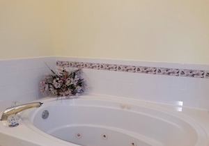 William's Villa: Spacious centrally located condo, cathedral ceilings in Ocracoke