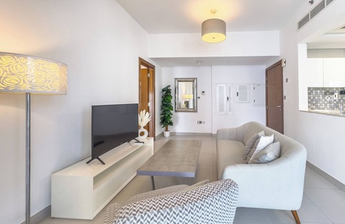 Al Danah Apartment | Cozy 1BR Aprt with Balcony