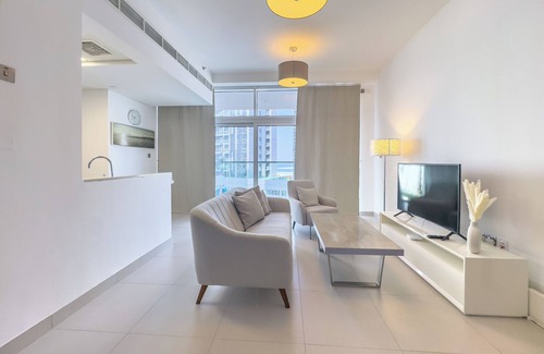 Al Danah Apartment | Cozy 1BR Aprt with Balcony